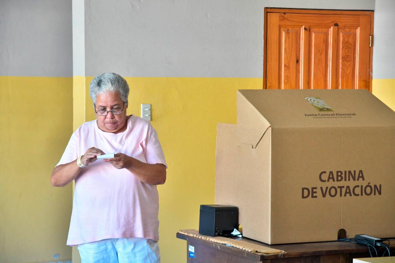Mientras que con el correr  de los minutos más personas se forman para acceder al centro, donde se tiene previsto que vote la actual alcaldesa de San Juan de la Maguana, Hanoi Sánchez.