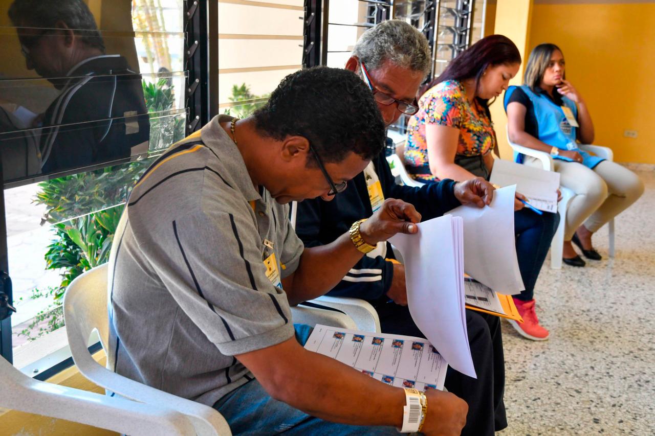 Mientras que con el correr  de los minutos más personas se forman para acceder al centro, donde se tiene previsto que vote la actual alcaldesa de San Juan de la Maguana, Hanoi Sánchez.