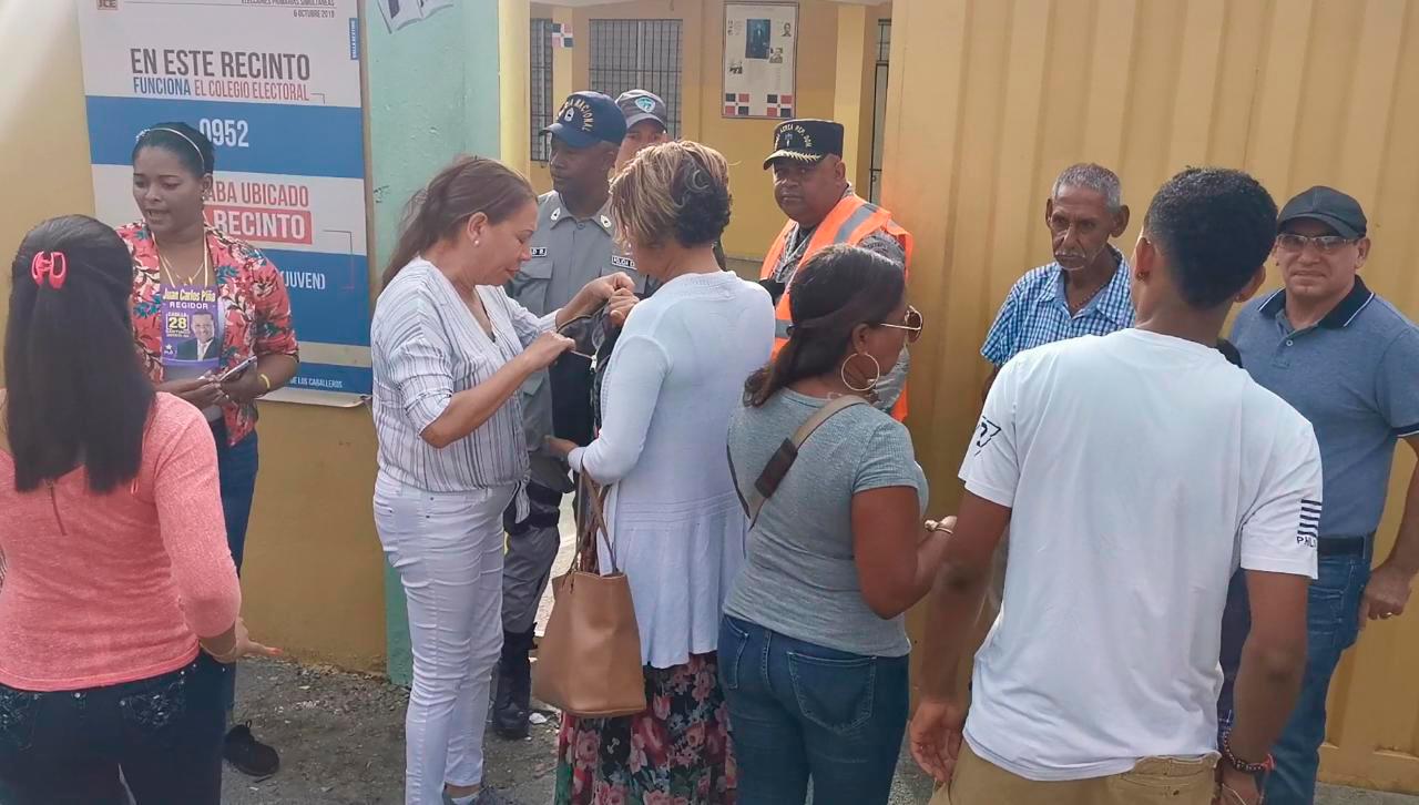 Personas esperando para ejercer su derecho al voto, en uno de los colegios electorales.  (Diario Libre/ Aneudy Tavarez)