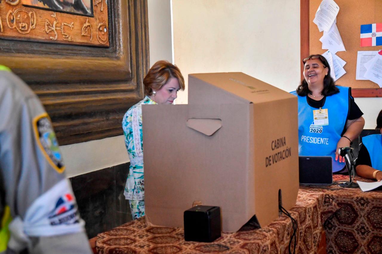 Lucia Medina votó en San Juan.