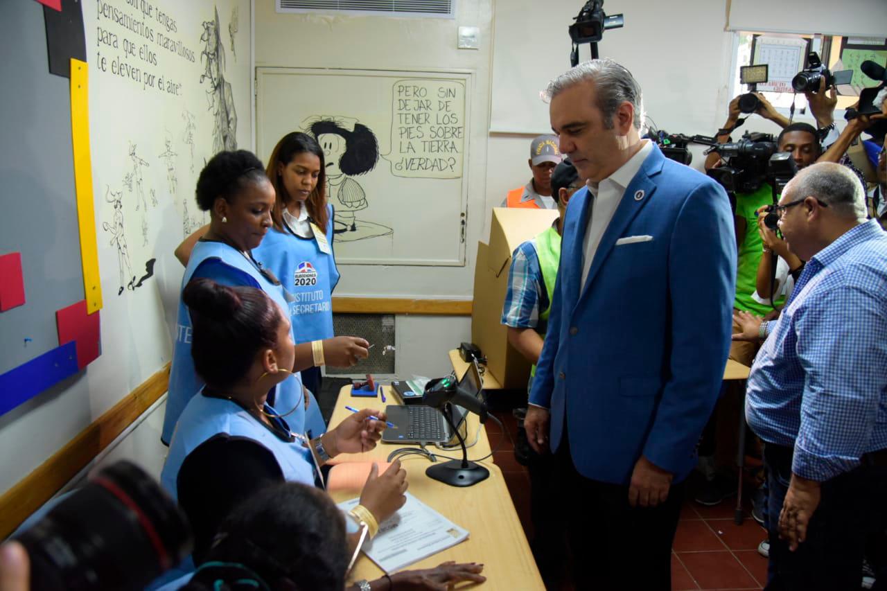 Abinader llamó a los perremeistas a votar con amor.