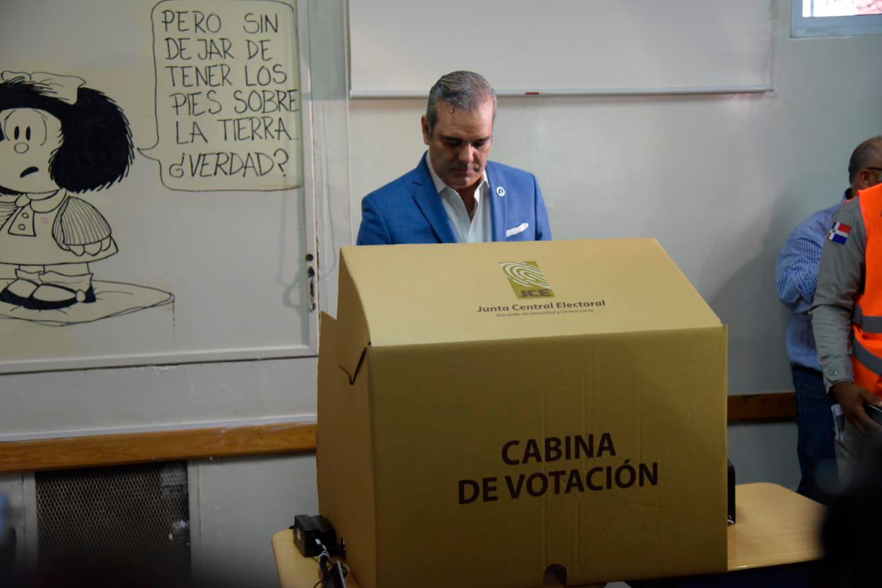 Luis Abinader durante el proceso de votación. 