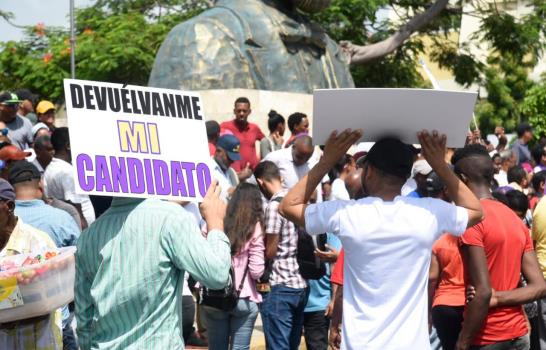 Leonelistas protestan frente a la Junta Central Electoral 