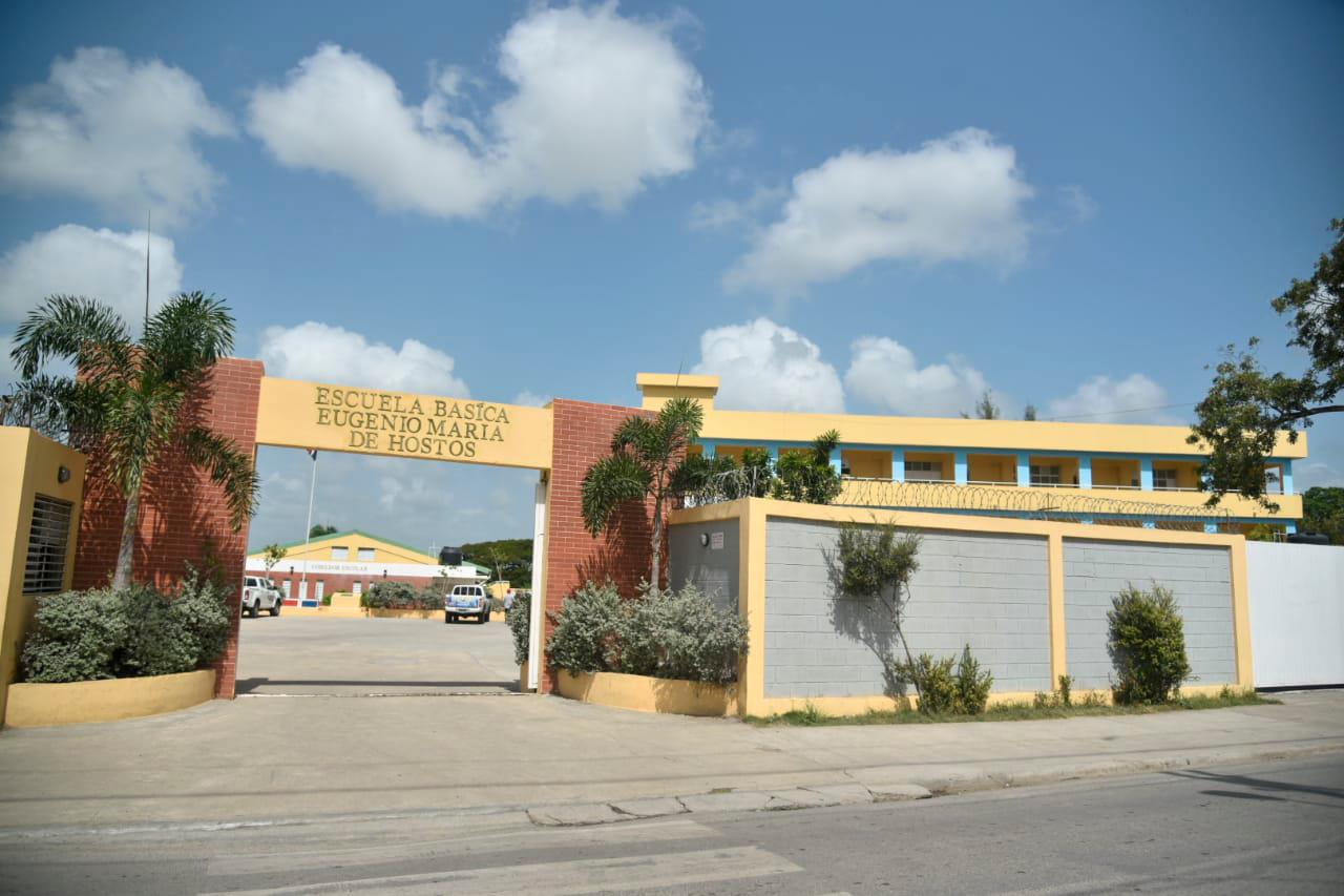 Vista de la fachada de la escuela donde ocurrió el derrumbe. 