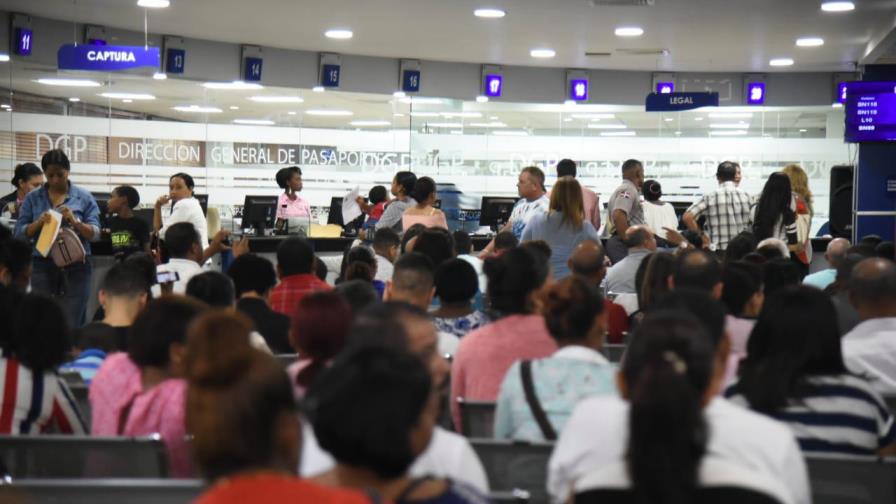 La crisis para sacar el pasaporte se perpetúa