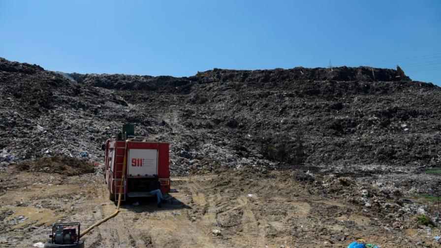 Incendio en vertedero de Haina está casi extinguido Incendio en vertedero de Haina está casi extinguido