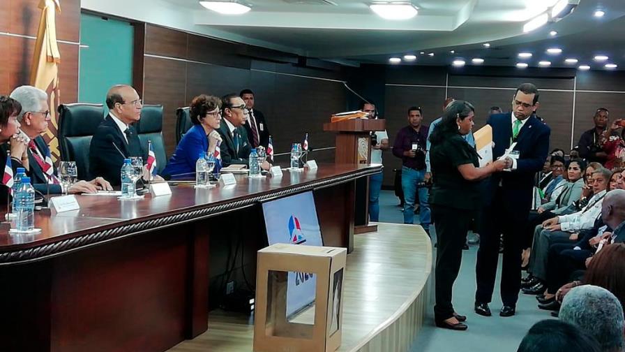 Junta Central Electoral realiza audiencia para decidir desempate de 54 precandidatos Junta Central Electoral realiza audiencia para decidir desempate de 54 precandidatos