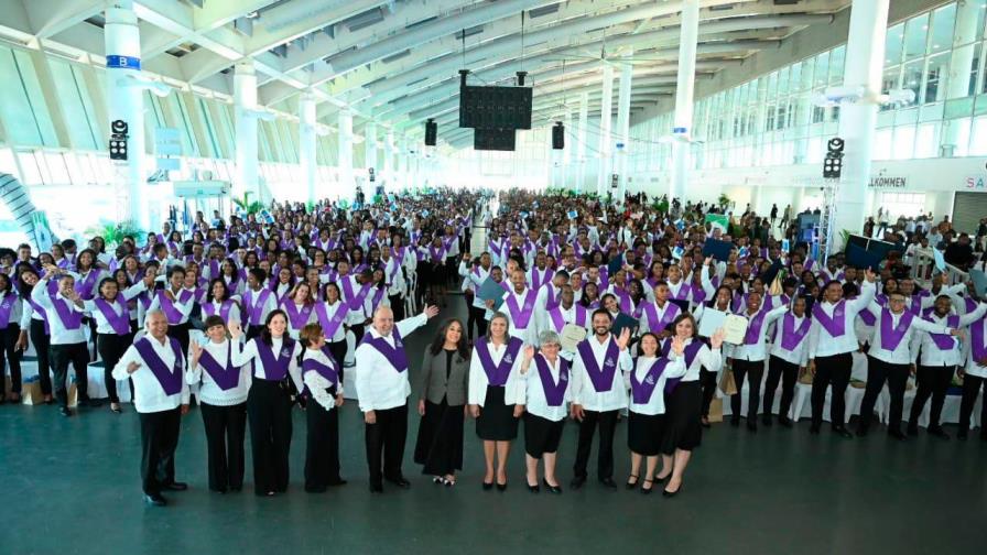 Instituto de  formación magisterial inicia investidura de 1,026 maestros 