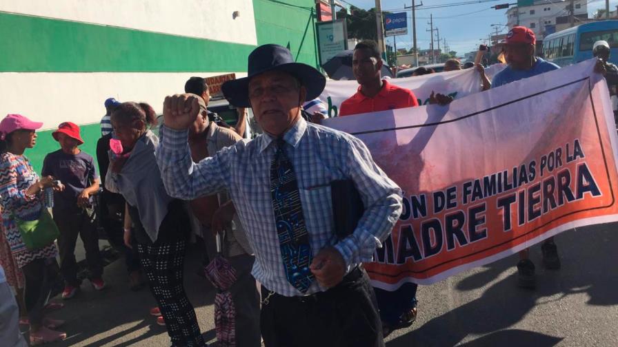 Comunitarios de El Seibo realizan caminata hasta el Palacio Nacional 