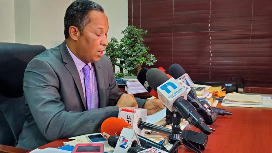 Senador Dionis Sánchez anuncia que se queda en el PLD y asume línea partidaria Senador Dionis Sánchez anuncia que se queda en el PLD y asume línea partidaria