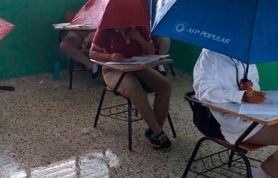 Filtraciones en escuela obligan a estudiantes a recibir  docencia bajo paraguas 