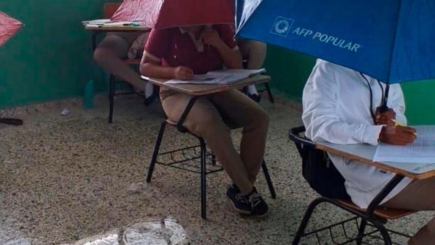 Filtraciones en escuela obligan a estudiantes a recibir  docencia bajo paraguas 
