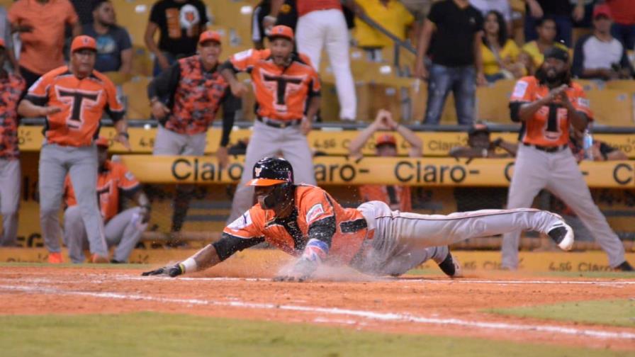 Los Toros, imparables, remontan en Santiago y extienden racha a ocho Los Toros, imparables, remontan en Santiago y extienden racha a ocho