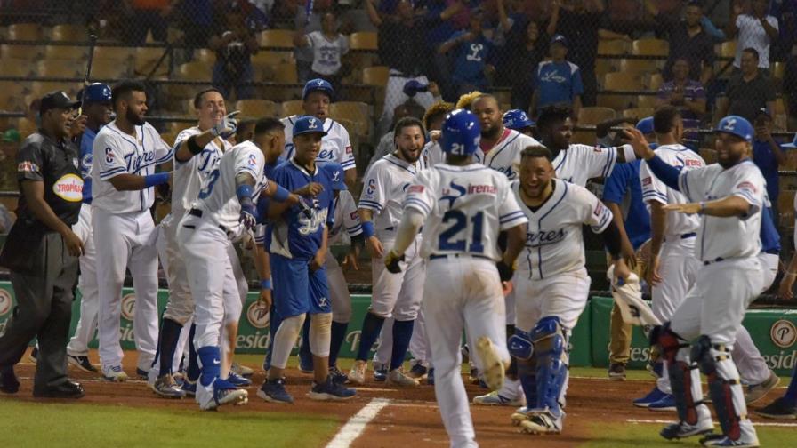 Reyes corona festejo del Licey con un jonrón en el cierre del décimo
