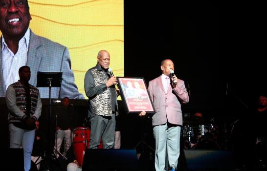 Johnny Ventura revienta el Coliseo de Puerto Rico con un gran fiestón merenguero