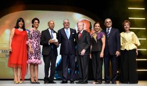 Oftalmólogo residente en España recibe "Premio al Emigrante Dominicano Oscar de la Renta"