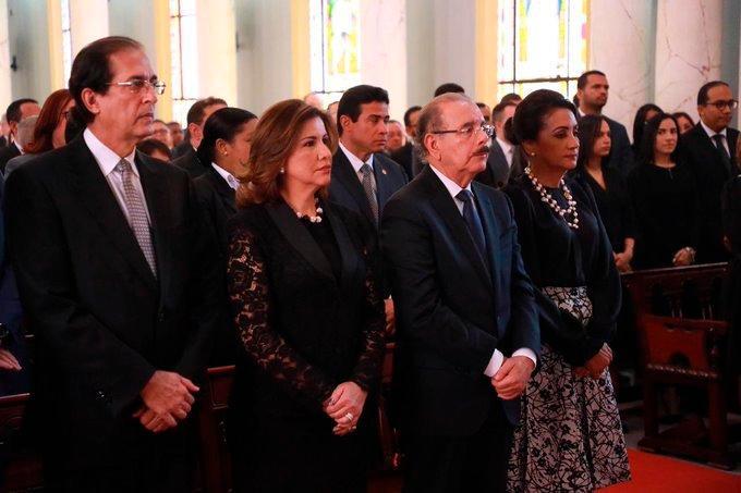 Presidente asiste a misa de novenario por muerte de su padre