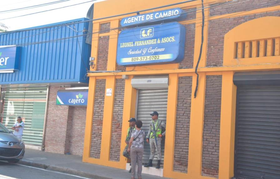 Allanan negocios y viviendas en La Vega en busca de supuesto lugarteniente de Quirinito