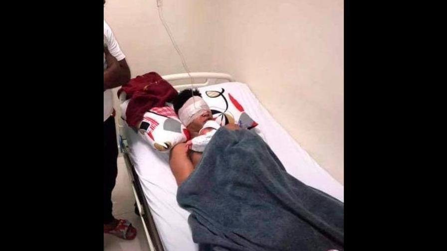 Mientras a su esposa le hacían una cesárea, a él le extraían un proyectil de la cara 