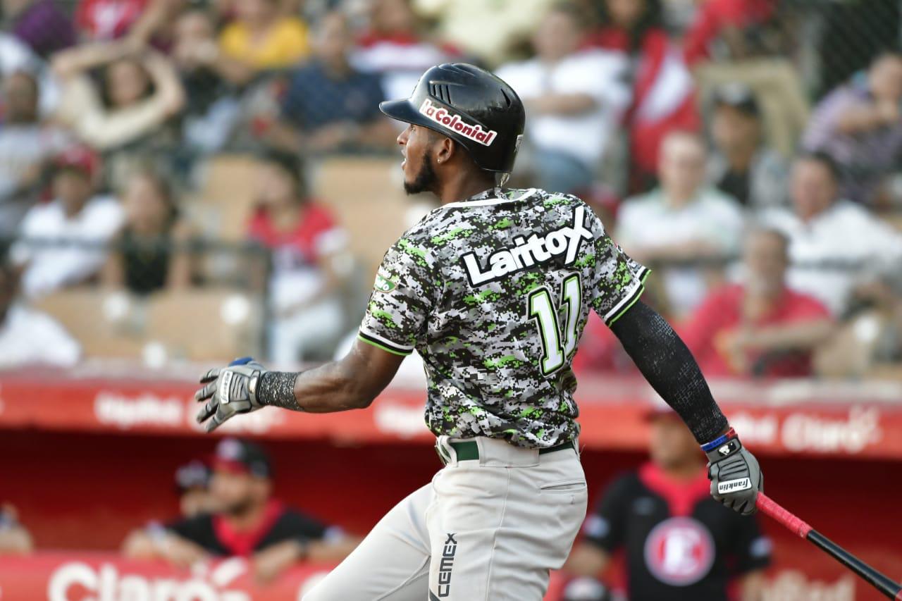 Con doble de Lewin Díaz, las Estrella Orientales toman al delantera 5-2 en el séptimo episodio del partido que los enfrentó con los Leones del Escogido.