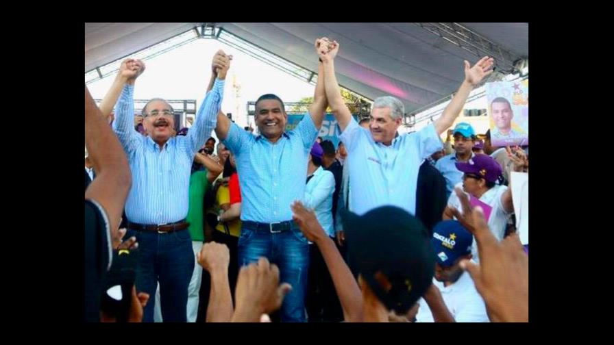Danilo Medina y Castillo en acto apoyo a los candidatos municipales 
DM y Castillo en acto apoyo a los candidatos municipales 