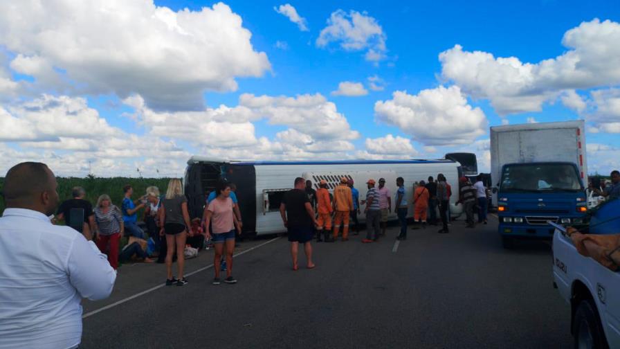 Accidente en la autovía del Coral enfrenta a empresas Induveca y Monumental