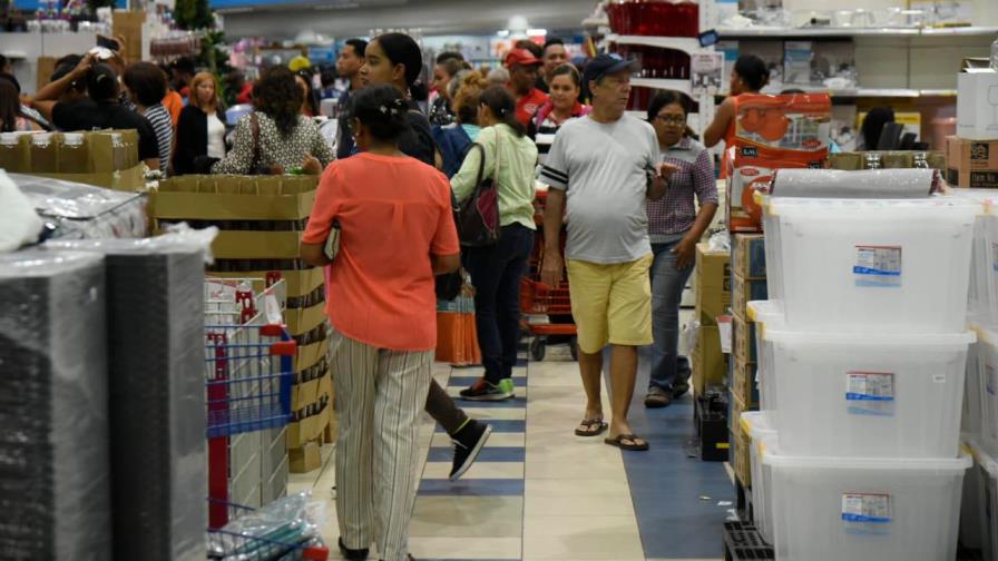 Video | Dominicanos abarrotan las tiendas durante el Viernes Negro