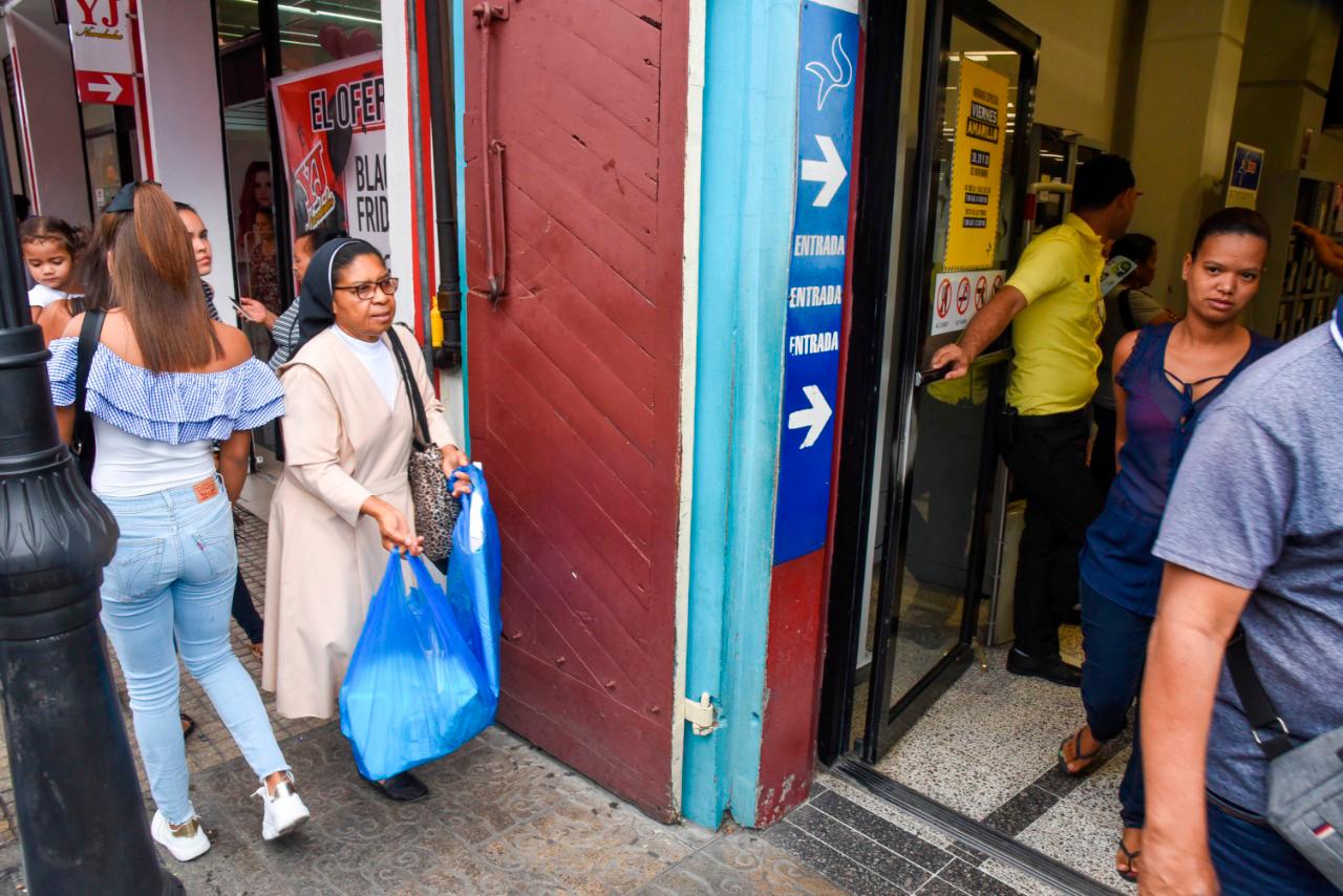 Una religiosa cargando fundas de supermercado en Santiago. 