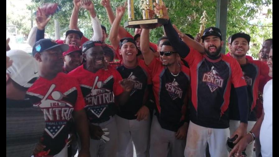 Liga Centro gana torneo BBB navideño de softbol
