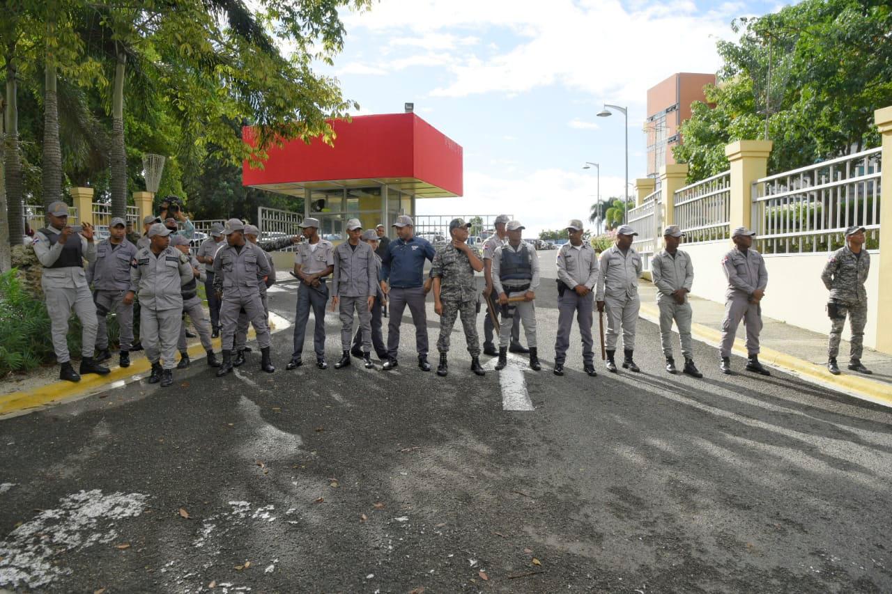 El contingente polícaco-militar impidió el paso de los manifestantes. 
