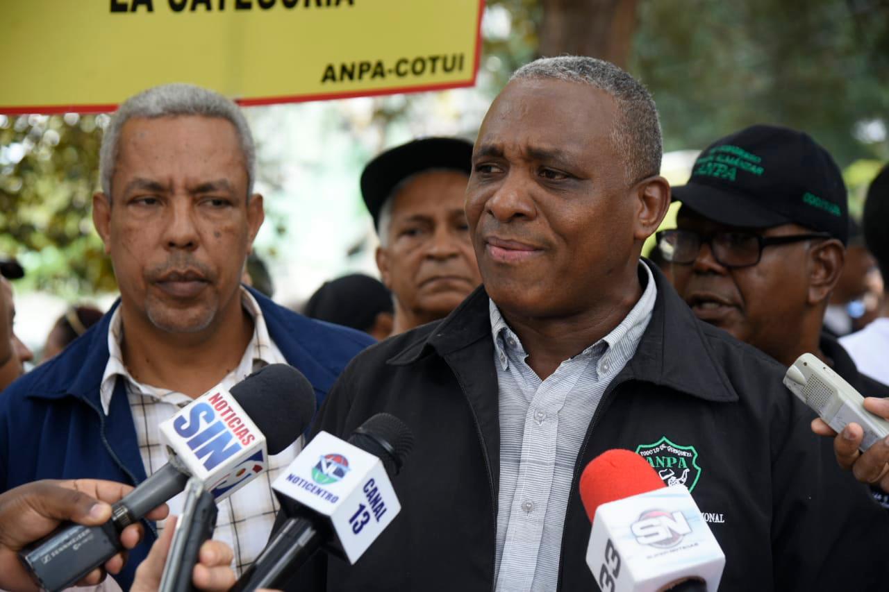 Juan Marte Peña, presidente de la ANPA mientras hablaba la prensa. 