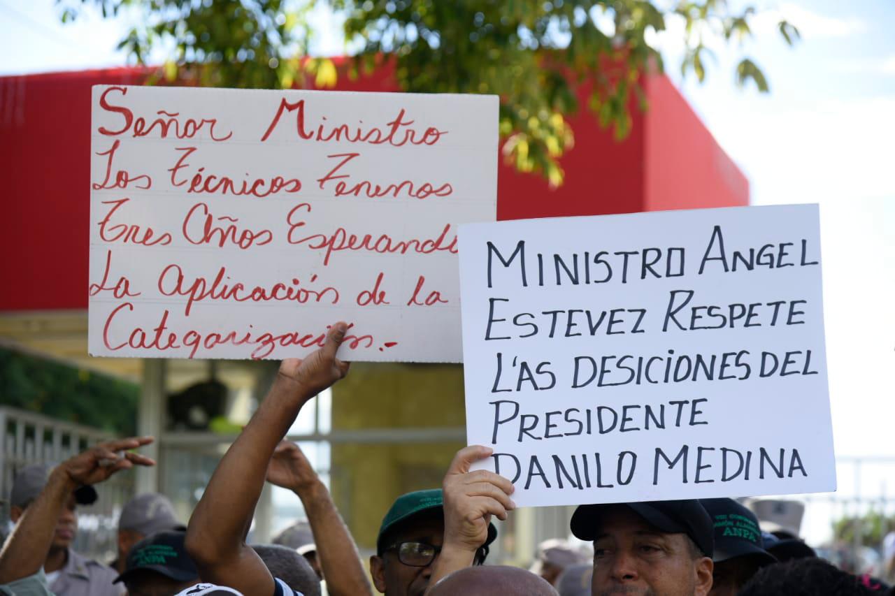 Parte de los letreros reclamando el pago de categorización.