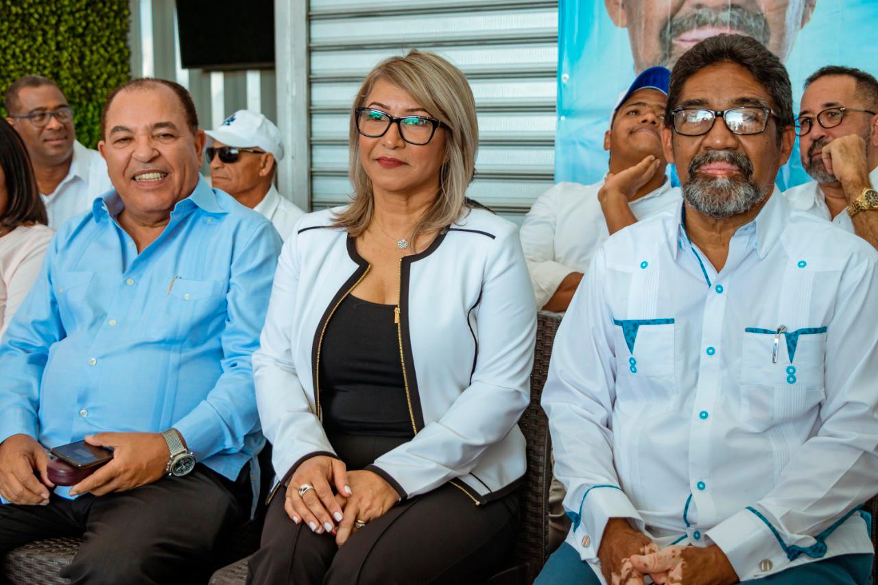 Morales junto a la candidata a vicealcaldesa Hilda María Peguero.