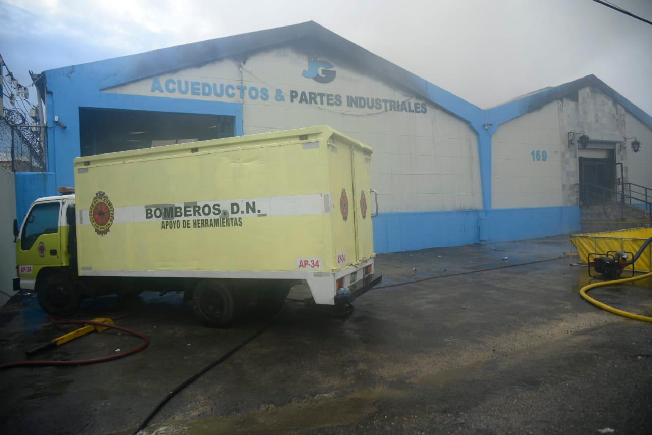El fuego fue controlado por el Cuerpo de bomberos del Distrito Nacional. 