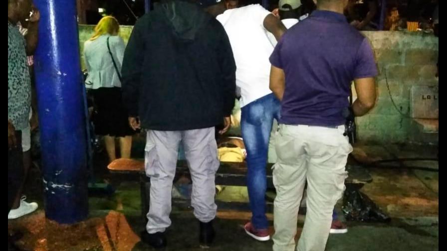 Muere vigilante de estación de gasolina durante atraco; la policia ultimó a su agresor 