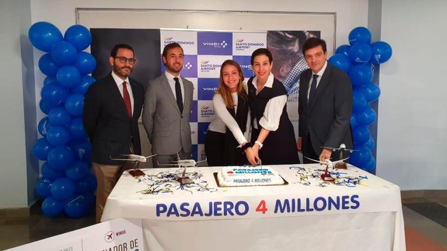 Reciben el pasajero número cuatro millones en aeropuerto Las Américas