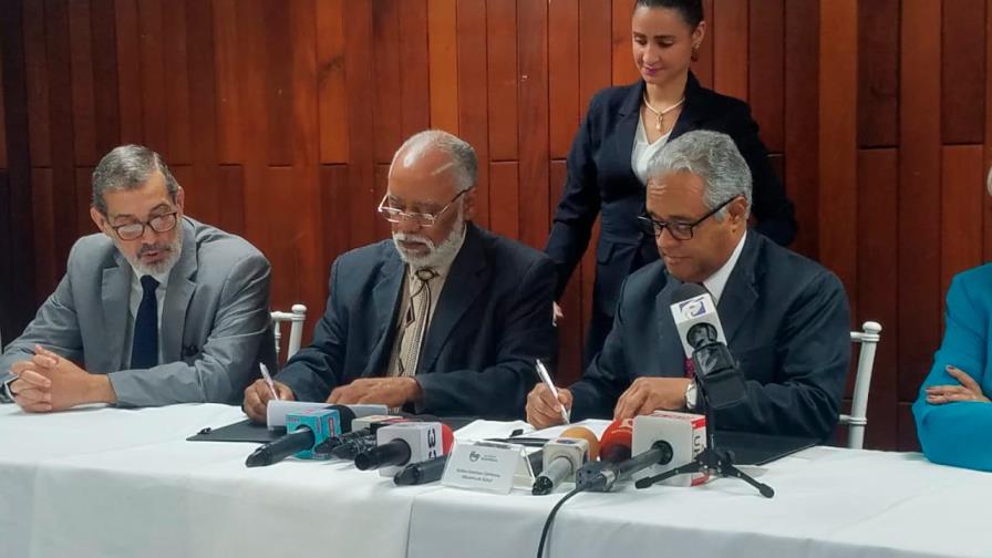 Ministerio de Salud y Colegio Médico formalizan entrega de hospital de Villa Mella  