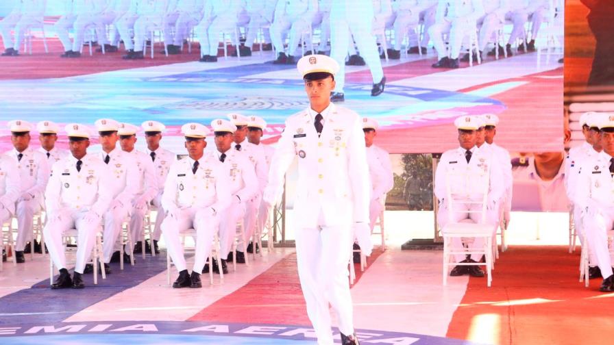 Durante graduación premian cadete  con un carro por su alto índice académico