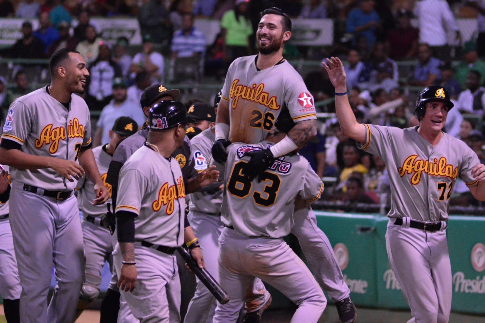Así celebraron las Águilas Cibaeñas su victoria ante las Estrellas Orientales, que lo clasificó al round robin de la pelota invernal dominicana. (DL/Aneudy Tavarez)