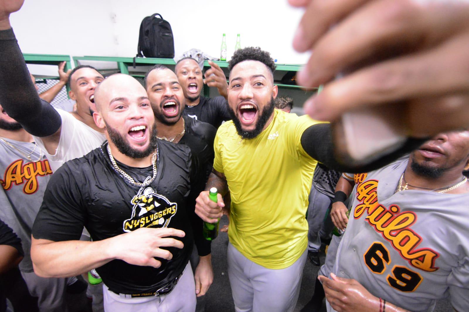 Así celebraron las Águilas Cibaeñas su victoria ante las Estrellas Orientales, que lo clasificó al round robin de la pelota invernal dominicana. 