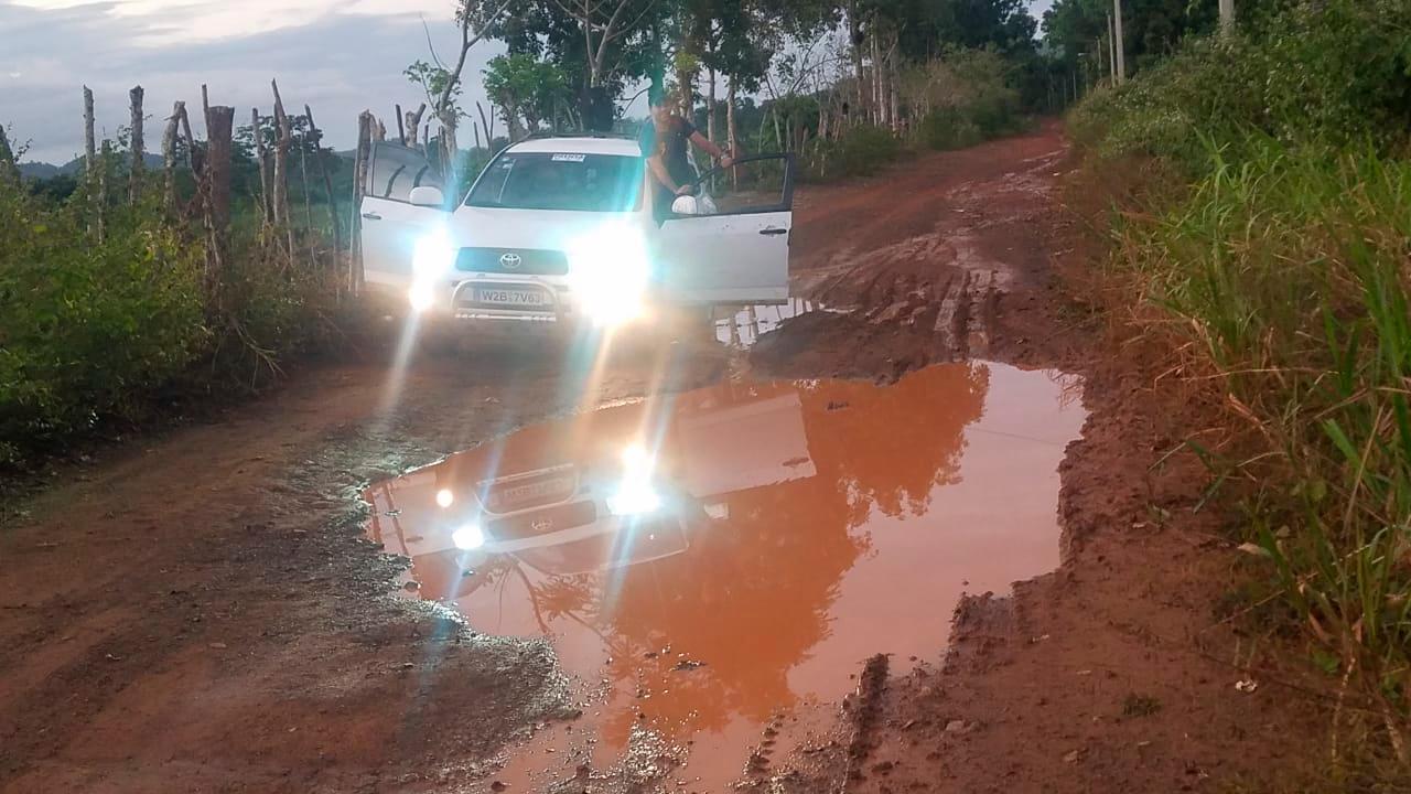 El agua se acumula y se generan grandes charcos de lodo.