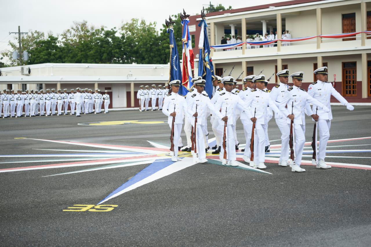 Vista de guardiamarinas de cuarto año que quedaron ascendidos al rango de Teniente de Corbeta de la Armada Dominicana. 
