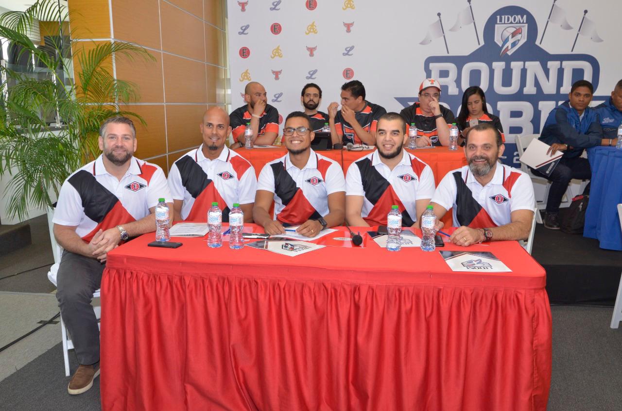 El equipo de Operaciones de Béisbol de los Leones del Escogido durante el sorteo de nativos e importado para el round robin de la pelota invernal dominicana.