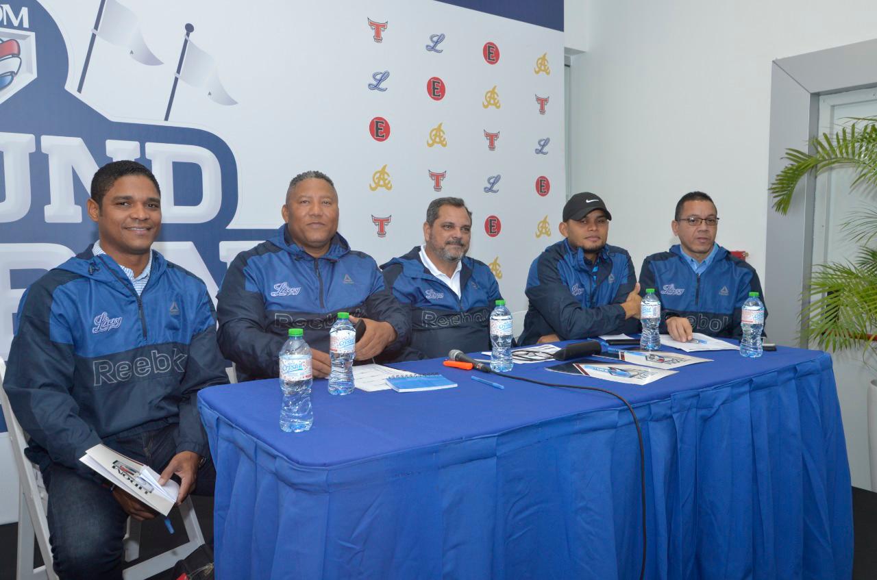 El equipo de Operaciones de Béisbol de los Tigres del Licey durante el sorteo de nativos e importado para el round robin de la pelota invernal dominicana.