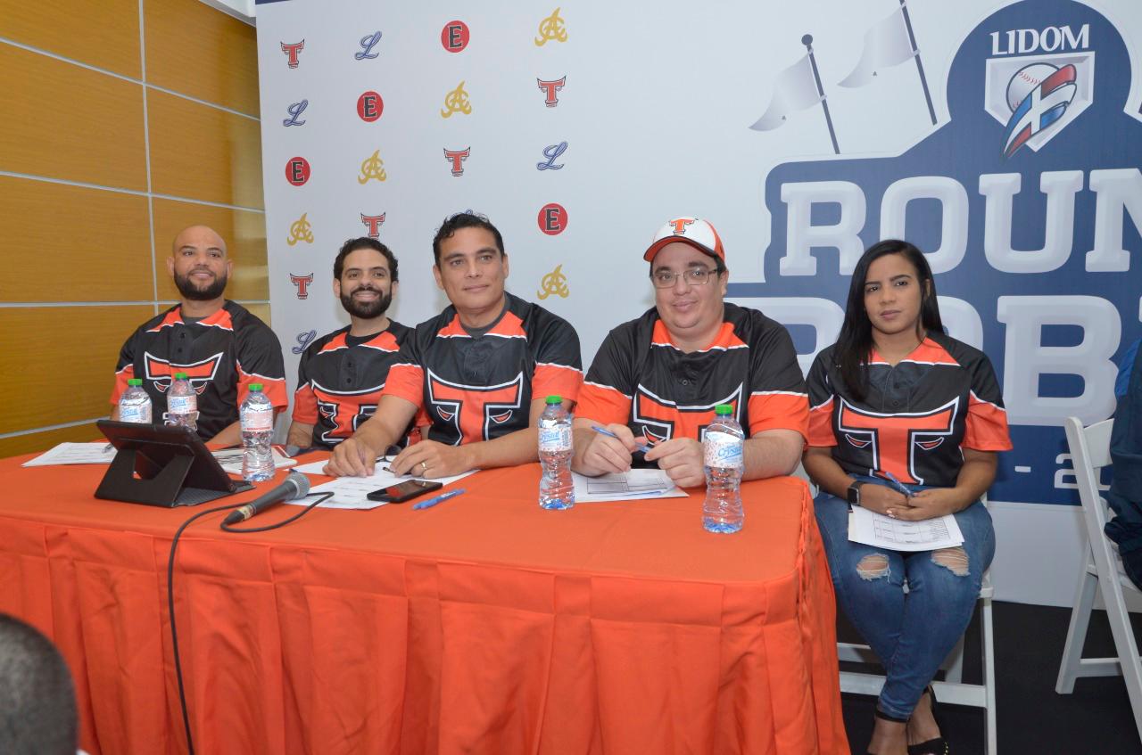El equipo de Operaciones de Béisbol de los Toros del Este en el sorteo de nativos e importado para el round robin de la pelota invernal dominicana.