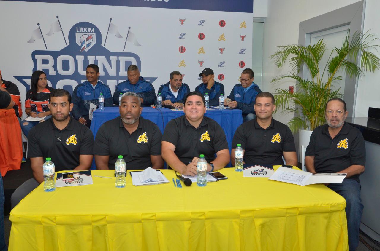 El equipo de Operaciones de Béisbol de las Águilas Cibaeñas en el sorteo de nativos e importado para el round robin de la pelota invernal dominicana.