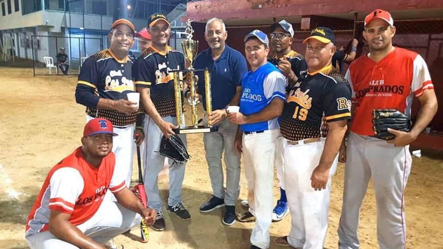 Los campeones de softbol en el club Los Prados 