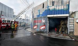 Fuego quema ferreter&iacute;a en Villa Consuelo