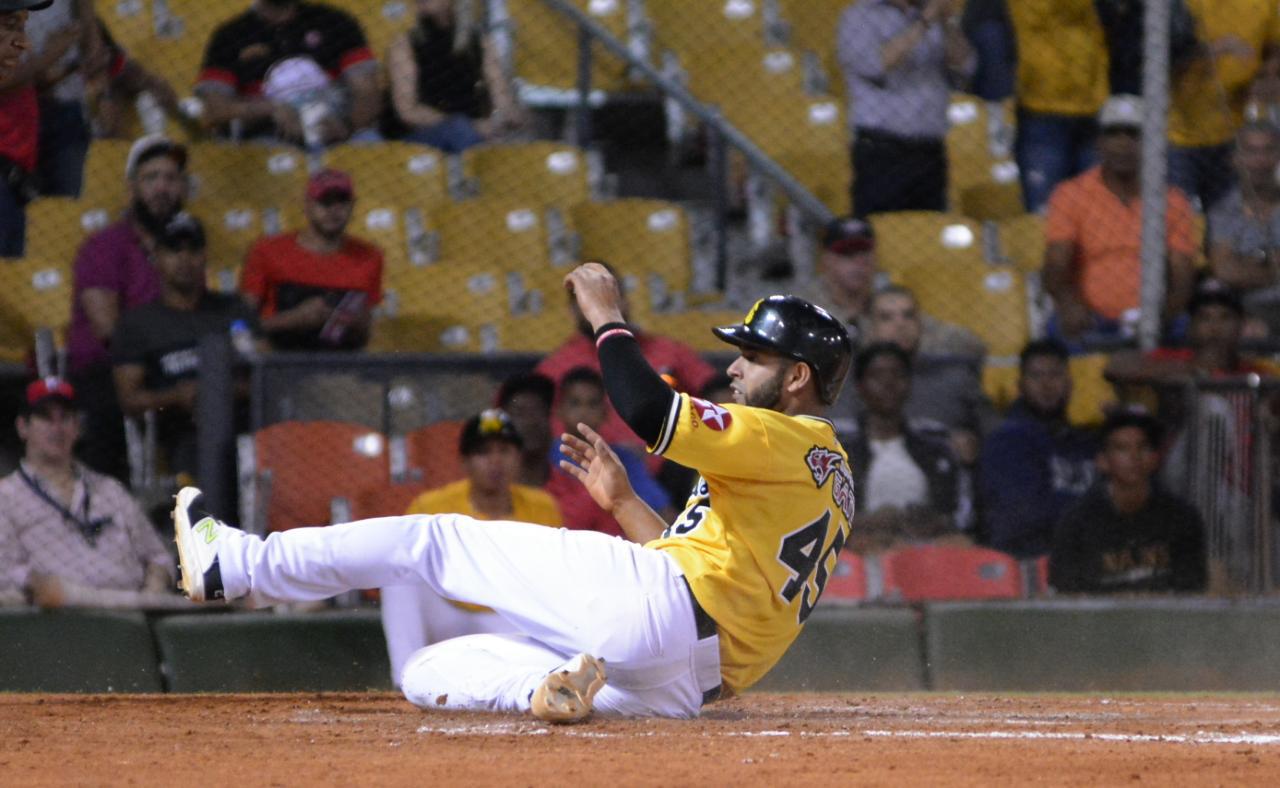 Ramon Torres llega al home-plate con la primera carrera de las Águilas en el partido ante los Leones del Escogido, en la pelota invernal dominicana. (DL/Aneudy Taveras).