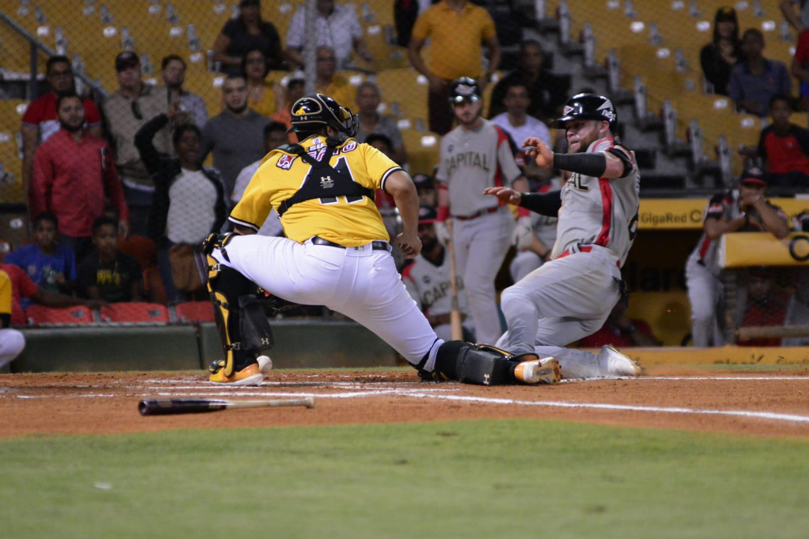 Eric Filia de desliza safe en el home-plate para la primera carrera de los Leones del Escogido en el partido que los enfrentó a las Águilas Cibaeñas el 28/12/19. (DL/Aneudy Tavares).